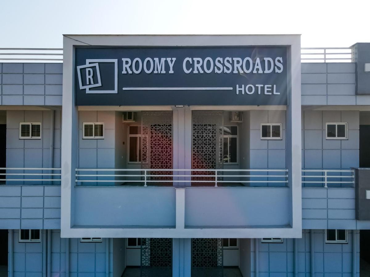 Roomy Crossroads Hotel, ペシャワール エクステリア 写真