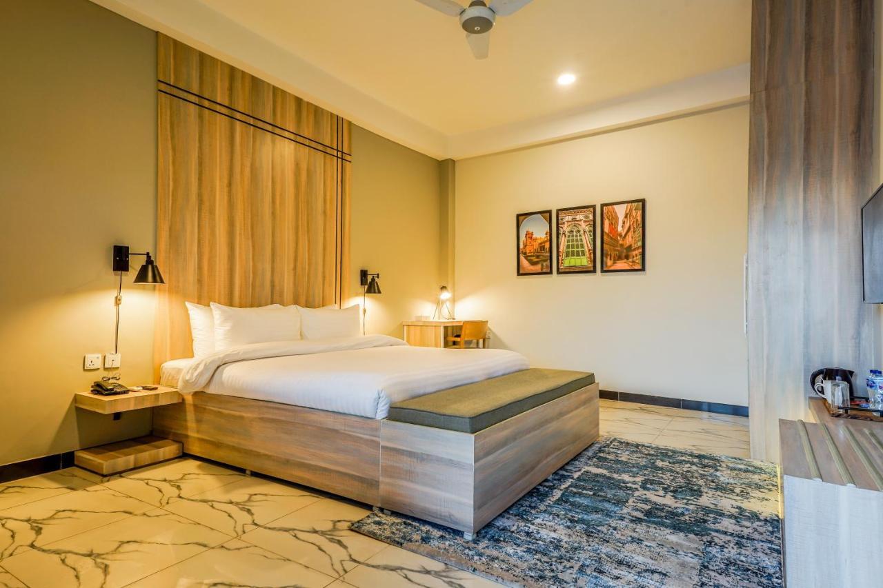 Roomy Crossroads Hotel, ペシャワール エクステリア 写真