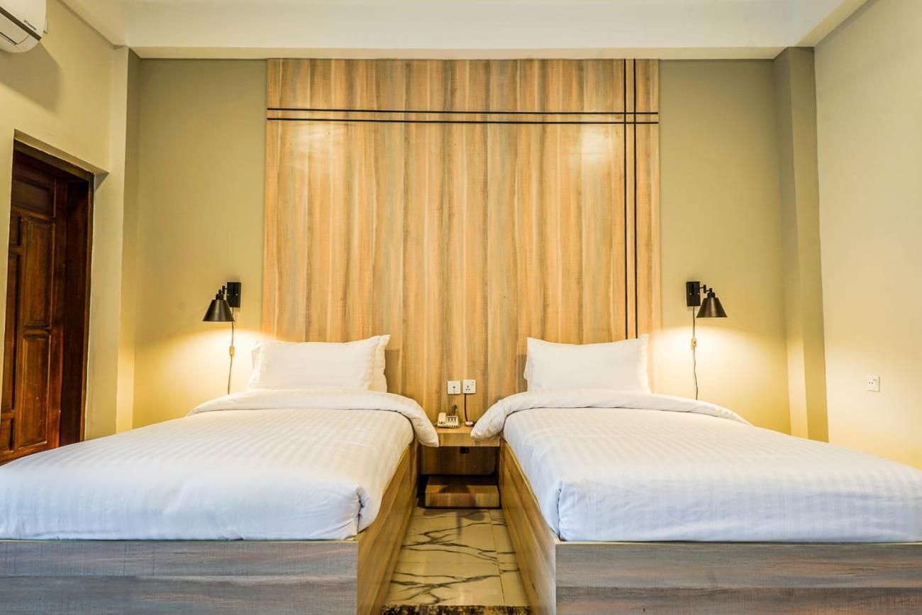 Roomy Crossroads Hotel, ペシャワール エクステリア 写真