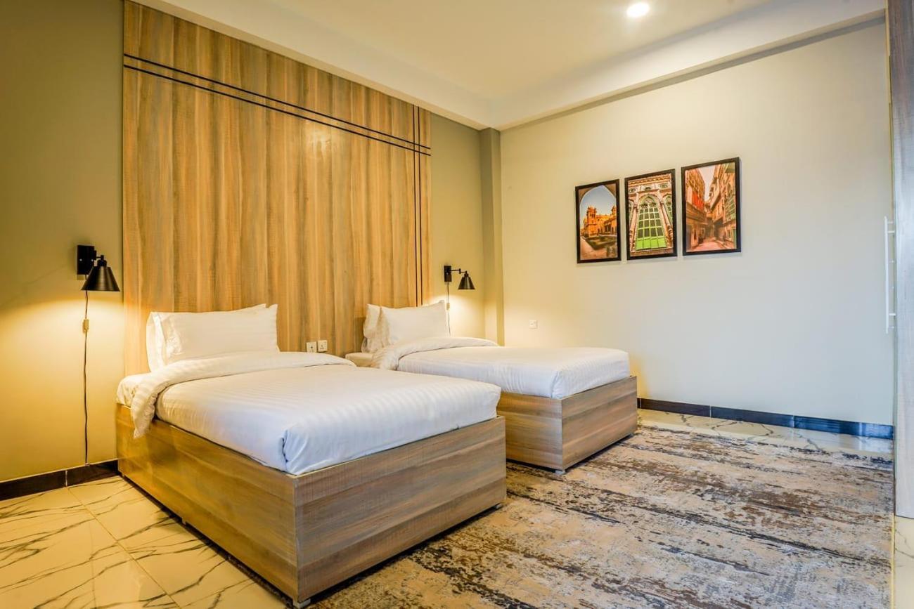 Roomy Crossroads Hotel, ペシャワール エクステリア 写真