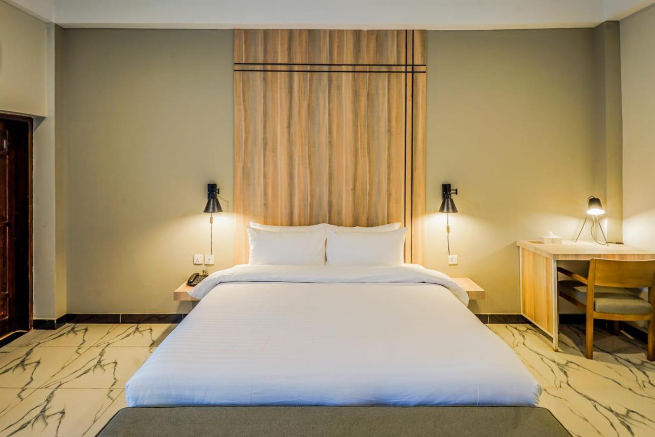 Roomy Crossroads Hotel, ペシャワール エクステリア 写真
